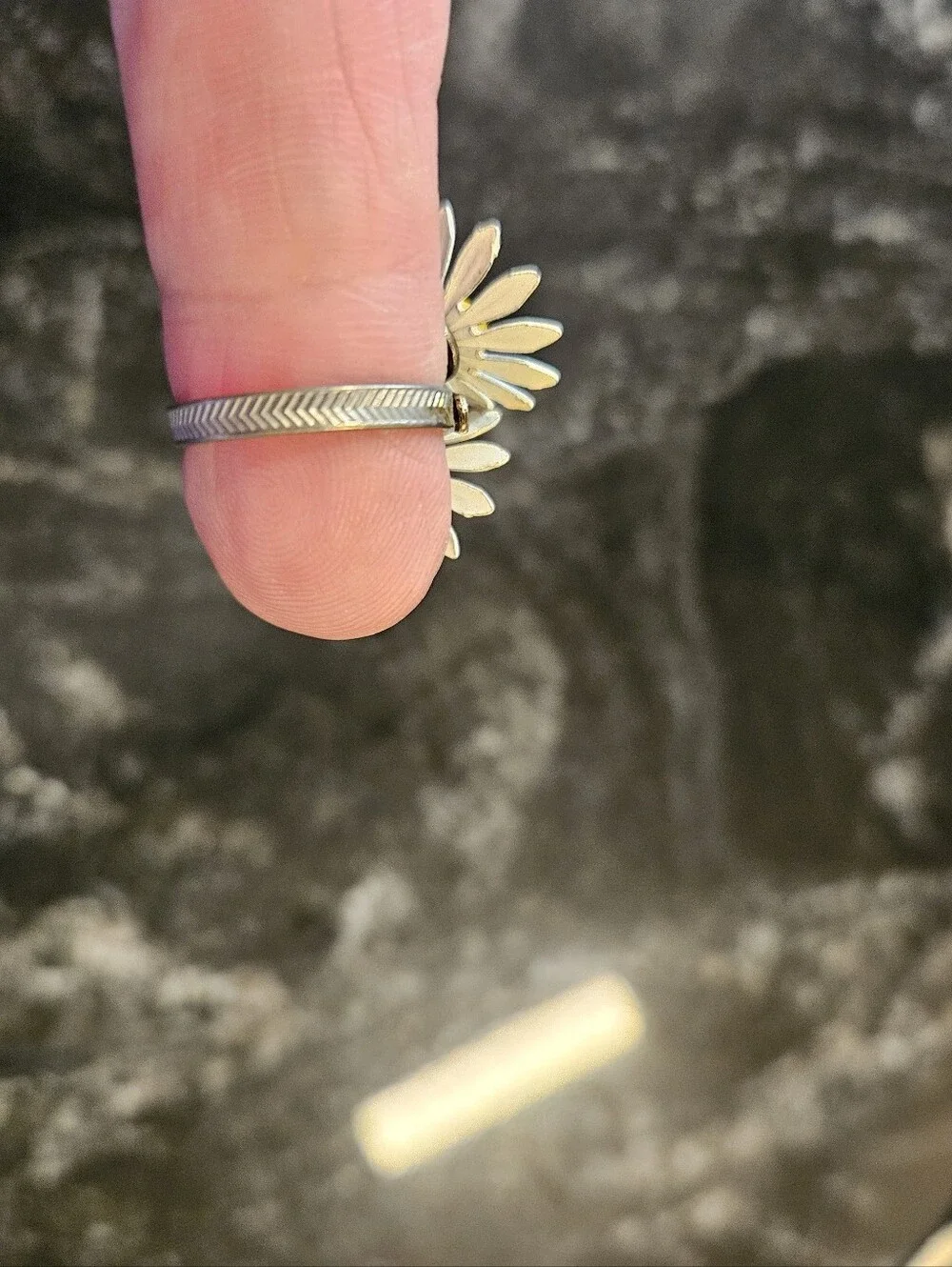 Vintage 1960s Enamel Daisy Bypass Ring - Mod Flower Power Wrap Ring, Excellent C